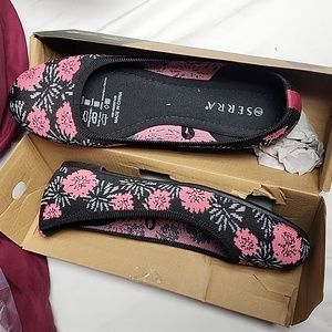 Brand new ladies flats (floral)